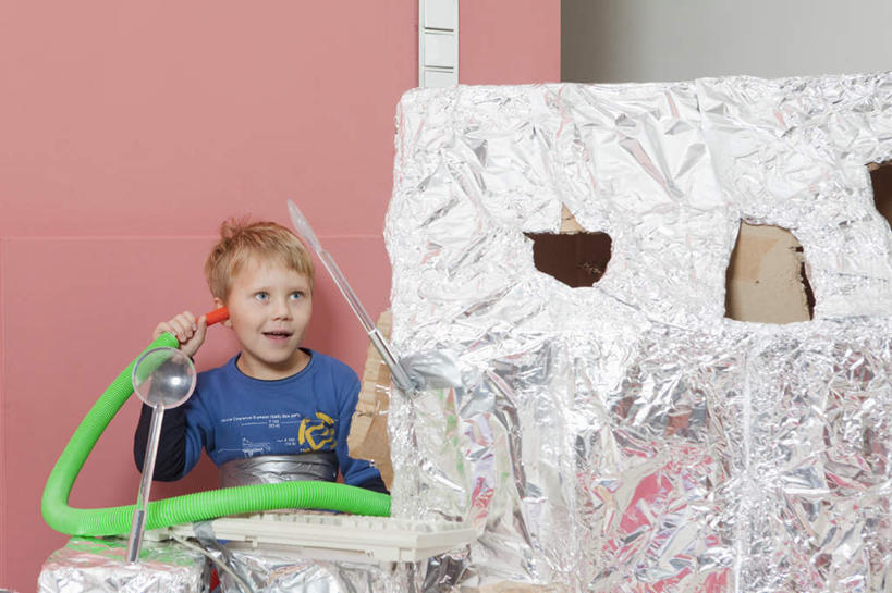 西方人,儿童,一个人,站,横图,室内,白天,正面,纯洁,键盘,桌面,桌子,欧洲,欧洲人,仅一个男性,仅一个人,握,服装,包装,包装纸,管子,铝箔纸,锡箔纸,纸,塑料,墙,纸张,拿,听,拿着,注视,休闲装,输入设备,通讯设备,书桌,墙壁,墙面,小孩,衣服,红色,蓝色,绿色,课桌,塑料制品,观察,看,站着,仅一个小孩,休闲,休闲服,可爱,童年,童趣,握着,服饰,观看,察看,包装材料,关注,通信设备,童真,锡箔,烂漫,无邪,铝箔,天真,男孩,男人,男性,白种人,孩子,站立,半身,彩图,男生