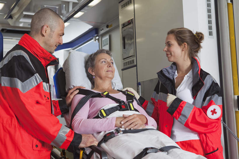 西方人,三个人,病人,坐,躺,笑,说,微笑,横图,室内,白天,正面,工作服,制服,讨论,床,汽车,救护车,照明,欧洲,欧洲人,灯光,床单,注视,被子,顶灯,车,灯,红色,病床,灯具,交通工具,观察,看,手放前,观看,照亮,察看,急救,被单,照明设备,关注,载具,病患,抢救,工作制服,卧着,交流,老年女性,男人,男性,年轻男性,年轻女性,女人,女性,白种人,患者,就医者,沟通,讲话,交谈,商讨,说话,谈话,躺着,卧,坐着,半身,彩图,工作套服,急救员,护理床,医疗床