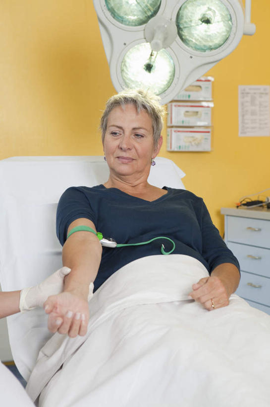 西方人,两个人,医生,病人,医院,躺,笑,微笑,竖图,室内,白天,正面,床,照明,欧洲,欧洲人,服装,墙,灯光,床单,注视,休闲装,被子,墙壁,墙面,灯,衣服,病床,手套,灯具,观察,看,医护人员,医疗人员,休闲,休闲服,橡胶,针管,针筒,注射,服饰,观看,照亮,察看,手术,医疗,医疗设备,注射器,被单,伸出,输液,病房,照明设备,关注,病患,橡胶手套,打点滴,橡胶制品,无影灯,医疗机构,输液瓶,医用手套,静脉输液,卧着,老年女性,年轻女性,女人,女性,白种人,大夫,患者,就医者,躺着,卧,半身,彩图,病院,诊所,护理床,医疗床