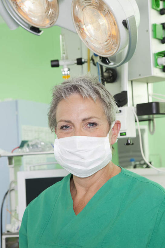 西方人,一个人,医生,医院,站,竖图,室内,白天,正面,工作服,制服,照明,欧洲,欧洲人,仅一个女性,仅一个人,分离,墙,灯光,过滤,分开,注视,墙壁,墙面,灯,绿色,白色,口罩,灯具,观察,看,站着,仅一个中年女性,医护人员,医疗人员,隔断,遮掩,观看,隔离,照亮,察看,手术,医疗设备,卫生,手术室,掩盖,遮挡,照明设备,关注,净化,间隔,医疗器械,预防,遮盖,无影灯,防尘,医疗机构,掩饰,断绝,隔开,屏蔽,屏绝,远离,中断,阻遏,阻隔,工作制服,女人,女性,中年女性,白种人,大夫,站立,半身,彩图,工作套服,病院,诊所