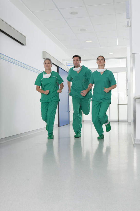 西方人,三个人,伙伴,朋友,医生,医院,竖图,室内,白天,正面,工作服,制服,友谊,合作,团队,天花板,欧洲,欧洲人,奔驰,阴影,反射,分离,影子,墙,走道,走廊,过道,地面,过滤,分开,注视,墙壁,墙面,绿色,口罩,奔跑,观察,看,医护人员,医疗人员,隔断,战略,遮掩,观看,隔离,察看,卫生,掩盖,遮挡,关注,净化,间隔,预防,遮盖,防尘,医疗机构,联合,合谋,掩饰,断绝,隔开,屏蔽,屏绝,远离,中断,阻遏,阻隔,工作制服,配合,协作,老年女性,男人,男性,年轻女性,女人,女性,中年男性,白种人,大夫,彩图,全身,工作套服,病院,诊所