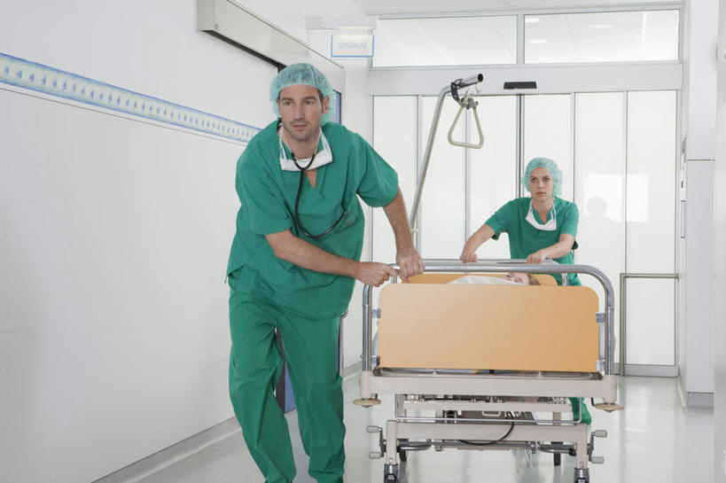 西方人,儿童,三个人,医生,病人,医院,走,推,横图,室内,白天,正面,工作服,制服,床,天花板,欧洲,欧洲人,阴影,反射,分离,影子,墙,走道,走廊,过道,床单,地面,过滤,分开,注视,被子,墙壁,墙面,小孩,绿色,病床,口罩,听诊器,观察,看,医护人员,医疗人员,隔断,遮掩,观看,隔离,察看,医疗设备,卫生,掩盖,被单,遮挡,关注,净化,病患,间隔,医疗器械,预防,医疗工具,遮盖,防尘,医疗机构,掩饰,断绝,隔开,屏蔽,屏绝,远离,中断,阻遏,阻隔,工作制服,检测工具,男人,男性,年轻女性,女孩,女人,女性,中年男性,白种人,孩子,大夫,患者,就医者,步行,散步,走路,半身,彩图,工作套服,病院,诊所,护理床,医疗床,女生