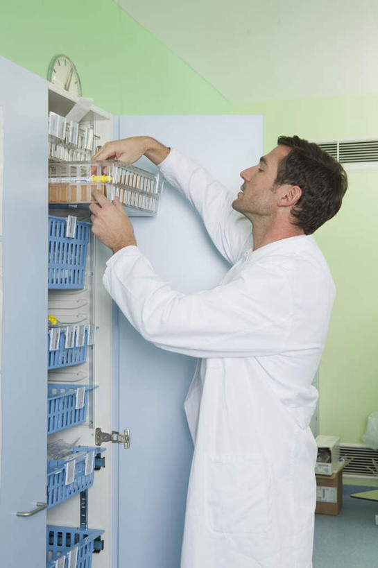 西方人,一个人,医生,医院,站,竖图,室内,白天,侧面,安全,柜子,欧洲,欧洲人,仅一个男性,仅一个人,仅一个中年男性,许多,握,药剂,墙,防护,拿,拿着,注视,墙壁,墙面,排列,白色,药品,橱柜,观察,看,站着,医护人员,医疗人员,治疗,握着,观看,整理,保护,药物,察看,医疗,白大褂,队列,关注,保险,预防,医疗机构,平安,男人,男性,中年男性,白种人,大夫,站立,半身,彩图,病院,诊所