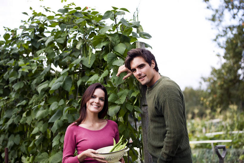 西方人,两个人,站,笑,微笑,露齿笑,横图,室外,白天,正面,爱情,草地,草坪,植物,豆,蔬菜,欧洲,欧洲人,许多,握,阴影,服装,新鲜,光线,影子,陶瓷,云,云朵,豆类,豆子,食品,陶瓷制品,浪漫,云彩,注视,休闲装,草,树,树木,食物,一个,衣服,蓝色,绿色,白云,蓝天,天空,阳光,自然,容器,碗,天,观察,看,站着,休闲,温暖,温馨,休闲服,恩爱,搭,握着,恋人,服饰,有机食品,绿色食品,生长,晴朗,单个,成长,观看,储藏,和睦,察看,储存,搭着,关注,豆科,赤花蔓豆,红花菜豆,看花豆,男人,男性,年轻男性,年轻女性,女人,女性,白种人,情侣,晴空,站立,半身,彩图,伴侣,融洽,贮存