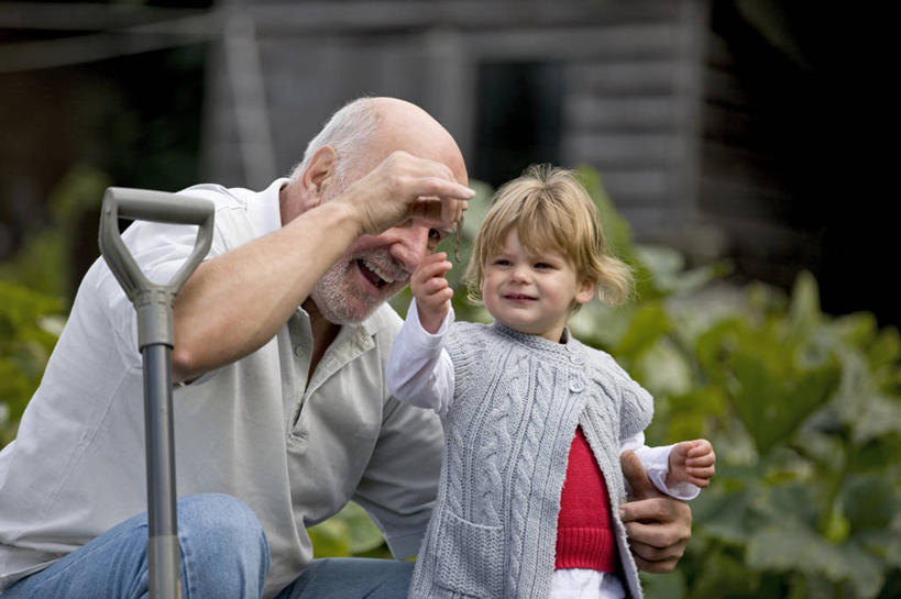 西方人,婴儿,儿童,老年人,两个人,家庭,祖父,家,木屋,站,蹲,举,笑,微笑,露齿笑,横图,室外,白天,正面,纯洁,草地,草坪,植物,野生动物,金属制品,欧洲,欧洲人,握,阴影,服装,朦胧,模糊,光线,金属,昆虫,铲子,影子,注视,休闲装,住宅,草,小孩,衣服,绿色,阳光,动物,观察,看,托,站着,休闲,温暖,温馨,一家人,休闲服,可爱,握着,服饰,活泼,爷爷,观看,祖孙,和睦,察看,关注,宝宝,蚯蚓,纯真,烂漫,无邪,外公,外祖父,外孙,外孙子,地虫,地龙,坚蚕,蛐蟮,伶俐,天真,老年男性,男人,男性,白种人,孩子,孙子,蹲着,举起,举手,举着,向上举,向上伸,向上托,站立,半身,彩图,茅舍,茅屋,棚屋,小木屋,小屋,手铲,融洽