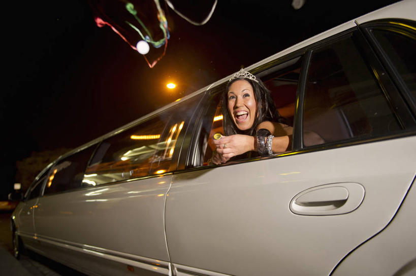 西方人,一个人,横图,彩色,室外,夜晚,仰视,兴奋,爆炸,路灯,汽车,皇冠,照明,欧洲,欧洲人,仅一个年轻女性,仅一个女性,仅一个人,一辆,握,阴影,庆祝,装饰,光线,影子,灯光,纸屑,注视,车,灯,装饰品,一个,饰品,手链,首饰,交通工具,轿车,观察,看,张嘴,握着,手镯,单个,观看,五颜六色,华丽,修饰,碎纸,照亮,庆贺,点缀,权威,察看,照明设备,高贵,关注,载具,祝贺,拉炮,五彩缤纷,镯子,张大嘴巴,碎纸条,衬托,美观,雅致,雅观,权力,统治,绚烂,五彩纸屑,年轻女性,女人,女性,白种人,王冠,张开嘴,半身,彩图,低角度拍摄,高兴,圣诞拉炮