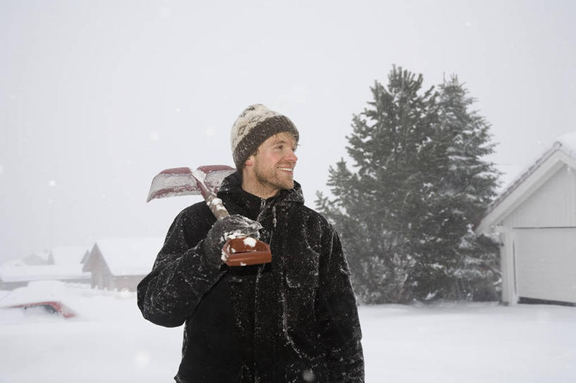 西方人,一个人,家,站,笑,微笑,露齿笑,横图,室外,白天,正面,雪,植物,大雪,别墅,帽子,欧洲,欧洲人,仅一个男性,仅一个人,仅一个中年男性,握,阴影,服装,朦胧,模糊,装饰,光线,影子,房屋,屋子,积雪,雪景,冬季,冬天,公寓,注视,休闲装,洋房,楼房,住宅,树,树木,衣服,绿色,阳光,自然,手套,观察,看,扛,站着,休闲,温暖,休闲服,寒冷,握着,服饰,生长,成长,观看,保暖,华丽,点缀,察看,御寒,关注,衬托,美观,雅致,雅观,编织帽,严寒,除雪板,除雪铲,清雪板,清雪铲,扫雪板,扫雪铲,推雪板,推雪铲,扛在肩上,男人,男性,中年男性,白种人,站立,半身,彩图,房子