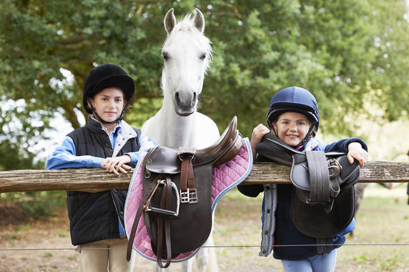 西方人,儿童,两个人,家庭,栏杆,站,笑,微笑,露齿笑,横图,室外,白天,正面,纯洁,草地,草坪,植物,马,野生动物,帽子,欧洲,欧洲人,阴影,服装,朦胧,模糊,光线,木制,头盔,影子,围栏,注视,休闲装,护栏,一匹,座位,马鞍,草,树,树木,小孩,衣服,绿色,阳光,自然,动物,安全帽,木制品,观察,看,站着,休闲,温暖,温馨,一家人,休闲服,可爱,童年,童趣,搭,运输,服饰,牲畜,生长,成长,观看,和睦,察看,搭着,关注,马术帽,童真,烂漫,无邪,马具,天真,女孩,女人,女性,白种人,站立,半身,彩图,马术盔,马术头盔,骑马帽,融洽,女生