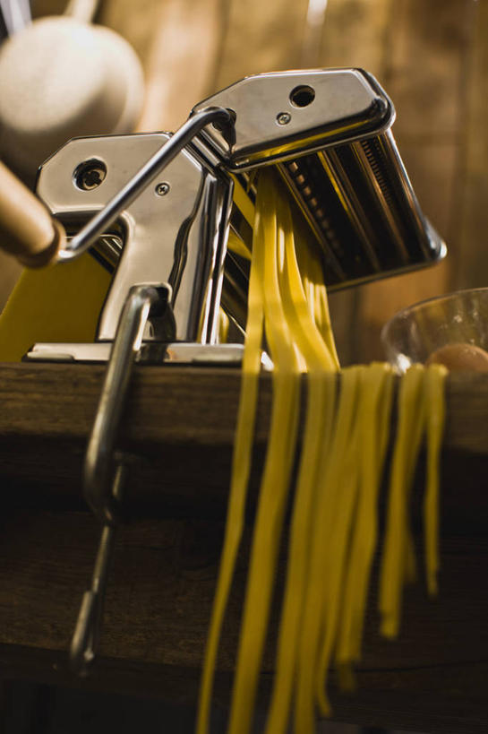 面食,面条,意大利面,无人,竖图,室内,特写,白天,仰视,西餐,餐桌,桌子,许多,切开,阴影,朦胧,模糊,反射,电器,工具,影子,面,料理,食品,设备,食物,切,西式,餐台,家电,家用电器,面条机,彩图,低角度拍摄