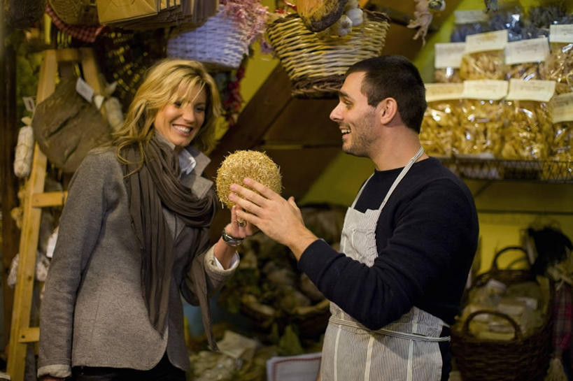 西方人,两个人,店员,商店,站,笑,说,微笑,露齿笑,横图,室内,白天,正面,讨论,欧洲,欧洲人,一堆,许多,握,指,阴影,堆叠,堆积,服装,装饰,反射,围裙,影子,食品,注视,指点,休闲装,商铺,顾客,货架,架子,食物,衣服,围巾,观察,看,站着,营业员,休闲,温暖,休闲服,握着,服饰,围脖,观看,堆,保暖,华丽,点缀,察看,指向,御寒,关注,陈列架,衬托,美观,雅致,雅观,市肆,商号,销售人员,主顾,交流,男人,男性,年轻男性,女人,女性,中年女性,白种人,售货员,沟通,讲话,交谈,商讨,说话,谈话,站立,半身,彩图,店铺,熟食店