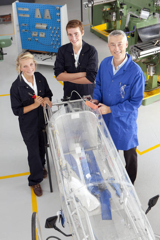 东方人,西方人,三个人,伙伴,朋友,学生,教师,工厂,站,笑,双手交叉,微笑,露齿笑,竖图,俯视,室内,白天,工作服,制服,友谊,车间,机器,欧洲,欧洲人,亚洲,握,工具,电动车,拿,拿着,扭头,注视,黄种人,车,模型,交通工具,观察,看,站着,转头,同学,机械,搭,握着,观看,察看,双手抱胸,校友,搭着,关注,载具,同窗,学友,工作制服,门生,友情,模子,男人,男性,年轻男性,年轻女性,女人,女性,中年男性,白种人,亚洲人,讲师,教授,老师,抬头,仰头,站立,彩图,高角度拍摄,全身,工作套服,制造厂