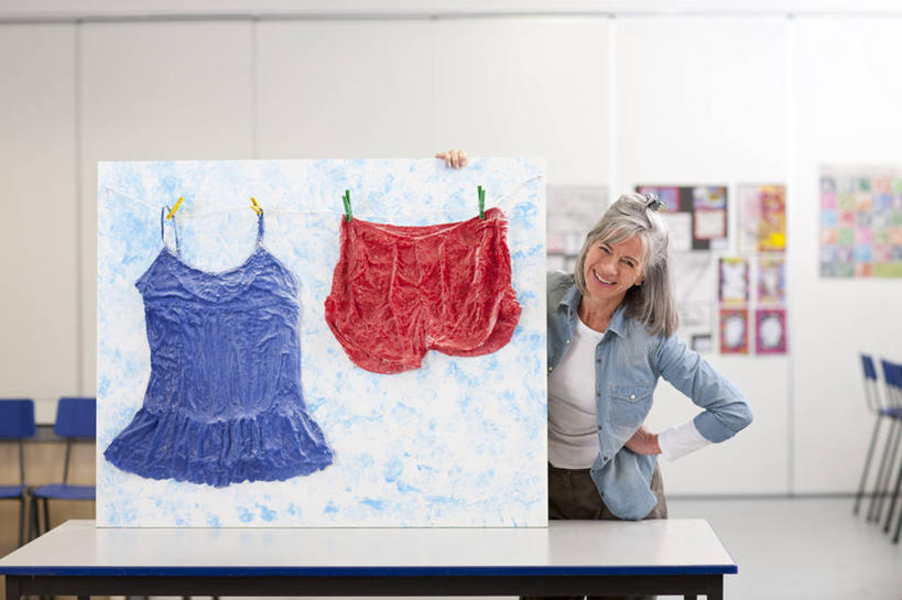 西方人,一个人,设计师,站,笑,微笑,露齿笑,横图,室内,白天,正面,绘画,桌面,桌子,欧洲,欧洲人,仅一个女性,仅一个人,服装,艺术,装饰,木制,塑料,墙,扭头,注视,休闲装,文化,手叉腰,墙壁,墙面,衣服,白板,夹子,木制品,塑料制品,叉腰,观察,看,站着,转头,仅一个中年女性,服装设计师,休闲,休闲服,服饰,观看,华丽,修饰,点缀,察看,样本,样品,关注,记录板,服装师,衣夹,记事板,衬托,美观,雅致,雅观,单手叉腰,女人,女性,中年女性,白种人,美术设计员,设计,设计家,设计者,画画,站立,半身,彩图