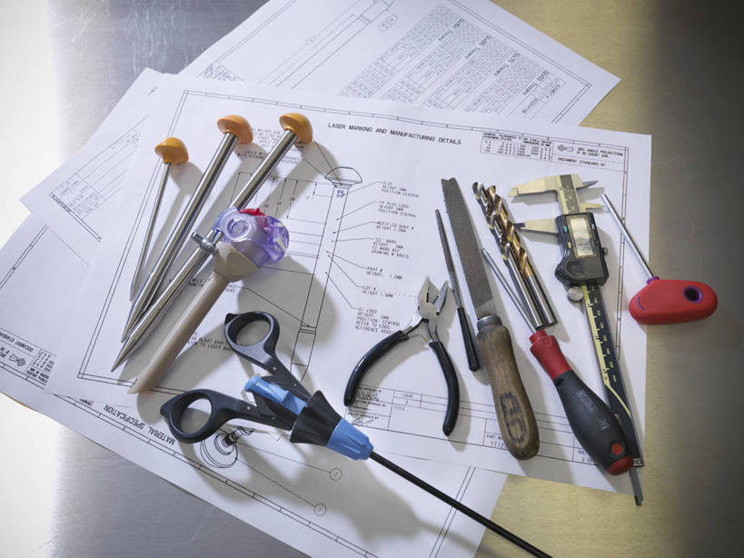 无人,横图,俯视,室内,特写,白天,桌面,桌子,静物,金属制品,许多,连接,组合,弯曲,测量,金属,木制,材料,档案,钉子,工具,钳子,图表,文件,刻度,很多,加工,排列,尺,木制品,资料,测量工具,老虎钳,螺丝刀,起子,链接,精密,固定,五金,尺子,紧固,游标卡尺,精度,拼接,剪断,拼凑,文档,精准,精细,扭转,量具,量仪,拼合,凑集,聚合,撮合,链结,牢固,夹持,卡尺,标卡尺,量爪,主尺,深度尺,改锥,摆列,游标尺,彩图,高角度拍摄,布列,分列