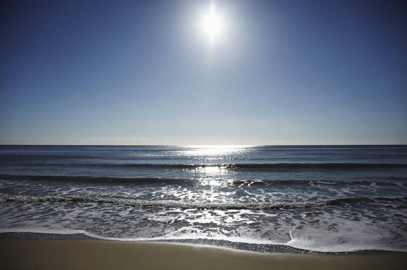 无人,横图,室外,白天,正面,旅游,度假,海浪,海洋,美景,沙滩,太阳,英国,欧洲,阴影,光线,沙子,影子,海岸,景观,浪花,水平线,辽阔,海平线,沙地,娱乐,英格兰,蓝色,蓝天,天空,阳光,自然,海水,天,享受,休闲,广阔,景色,放松,晴朗,一望无际,西欧,自然风光,大不列颠,海景,多塞特郡,大不列颠及北爱尔兰联合王国,万里无云,大不列颠联合王国,日不落英帝国,无边无际,一马平川,英吉利,多塞特,伯恩茅斯,大海,风浪,海,海水的波动,海滩,近岸浪,涌浪,晴空,晴空万里,彩图,镜头光晕,透镜闪耀,眩光,行政区,西南英格兰,水天相接,水天一线