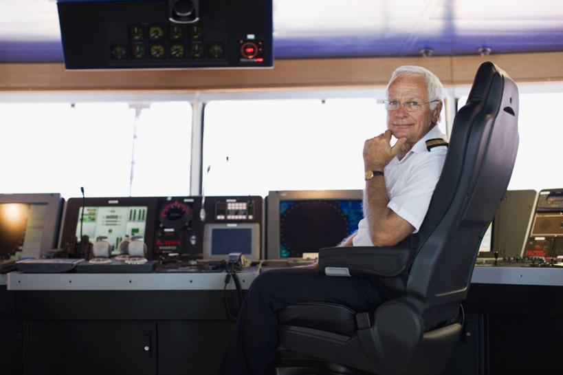 西方人,一个人,坐,笑,微笑,横图,室内,白天,侧面,衬衫,制服,显示器,窗户,天花板,轮船,船,椅子,欧洲,欧洲人,仅一个男性,仅一个人,撑,阴影,时间,反射,屏幕,时钟,手表,眼镜,影子,计时,扭头,托腮,注视,显示屏,玻璃窗,一个,衣服,会议椅,钟表,交通工具,观察,看,托,转头,仅一个老年男性,表,单个,观看,老花镜,军人,办公椅,腕表,察看,军装,关注,托下巴,载具,军服,输出设备,商务椅,培训椅,船长,远视眼镜,船主,单手托腮,老年男性,男人,男性,白种人,钟,坐着,半身,彩图,衬衣