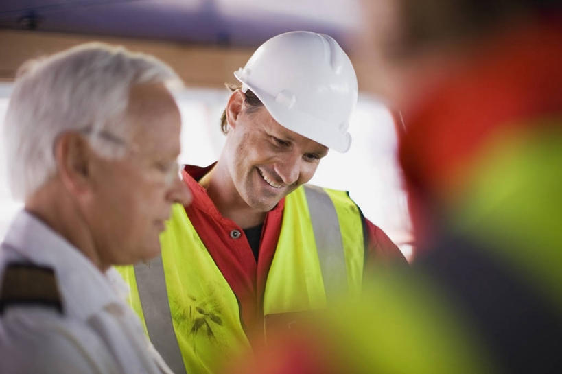 西方人,背部,三个人,同事,工程师,建筑工人,建筑师,站,笑,微笑,露齿笑,横图,室内,白天,正面,工作服,衬衫,制服,成功,合作,团队,集体,信心,窗户,天花板,轮船,船,帽子,欧洲,欧洲人,阴影,朦胧,模糊,反射,头盔,眼镜,影子,注视,队伍,玻璃窗,衣服,红色,白色,安全帽,交通工具,低头,观察,看,站着,观看,老花镜,军人,察看,领导,军装,成就,关注,载具,军服,合伙,领袖,工作制服,船长,远视眼镜,船主,老年男性,男人,男性,年轻男性,中年男性,白种人,技师,建筑工,建筑设计师,站立,半身,彩图,衬衣,工作套服,安全服,反光背心,反光服,反光衣