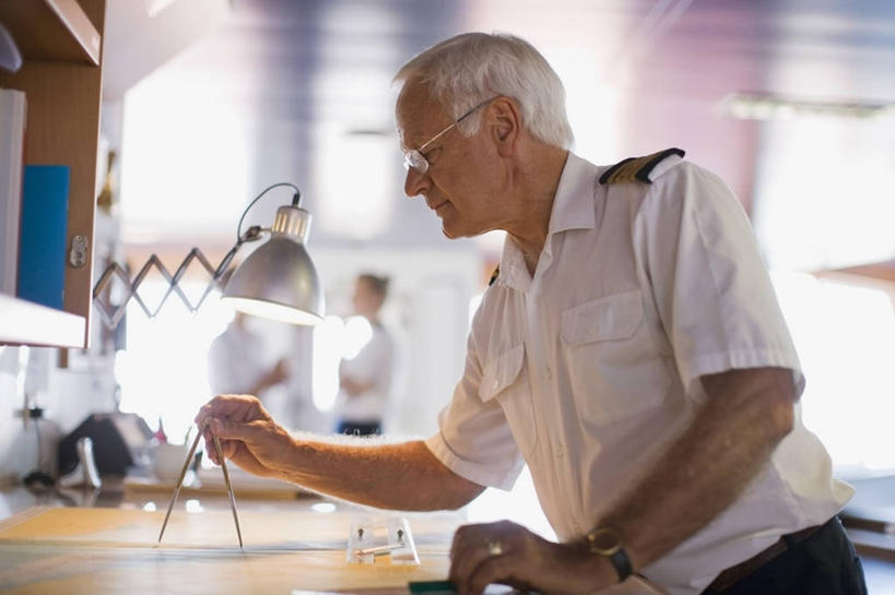 西方人,一个人,站,横图,室内,白天,侧面,衬衫,制服,台灯,天花板,桌子,轮船,船,照明,欧洲,欧洲人,仅一个男性,仅一个人,握,阴影,朦胧,模糊,时间,反射,测量,工具,时钟,手表,眼镜,影子,刻度,灯光,计时,注视,书桌,灯,衣服,尺,课桌,圆规,灯具,钟表,交通工具,低头,观察,看,站着,仅一个老年男性,表,握着,角度,观看,老花镜,测量工具,军人,腕表,照亮,尺子,察看,衡量,绘图,军装,照明设备,关注,载具,军服,比例,测绘,量具,量仪,标度,船长,远视眼镜,船主,画图工具,老年男性,男人,男性,白种人,钟,站立,半身,彩图,衬衣,两脚规