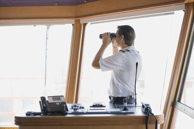 西方人,一个人,水手,办公室,站,打电话,横图,室内,白天,侧面,制服,仪器,科技,窗户,家具,落地窗,桌子,轮船,船,电话,欧洲,欧洲人,仅一个男性,仅一个人,仅一个中年男性,眺望,握,阴影,检查,研究,反射,分析,科学,望远镜,影子,办公桌,注视,通讯设备,玻璃窗,一个,衣服,话筒,交通工具,观察,看,站着,电话线,清晰,探索,握着,放大,单个,观看,军人,仔细,科研,察看,科学技术,麦克风,军装,固定电话,瞭望,聚焦,关注,扩音器,载具,军服,传声器,远视镜,瞭望镜,办公家具,光学,清楚,双筒镜,双筒望远镜,微音器,交流,男人,男性,中年男性,白种人,船员,海员,水兵,电话机,沟通,通话,站立,半身,彩图,光学仪器,千里镜