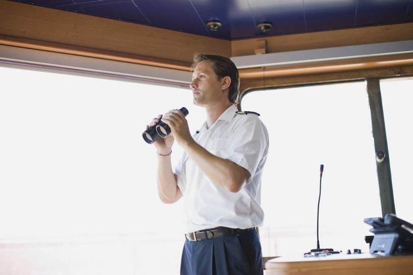 西方人,一个人,水手,办公室,站,横图,室内,白天,仰视,制服,仪器,科技,窗户,家具,落地窗,天花板,桌子,轮船,船,欧洲,欧洲人,仅一个男性,仅一个人,仅一个中年男性,眺望,握,阴影,检查,研究,反射,分析,科学,望远镜,影子,办公桌,注视,玻璃窗,一个,衣服,蓝色,话筒,交通工具,观察,看,站着,清晰,探索,握着,放大,单个,观看,军人,仔细,科研,察看,科学技术,麦克风,军装,瞭望,聚焦,关注,扩音器,载具,军服,传声器,远视镜,瞭望镜,办公家具,光学,清楚,双筒镜,双筒望远镜,微音器,男人,男性,中年男性,白种人,船员,海员,水兵,站立,半身,彩图,低角度拍摄,光学仪器,千里镜