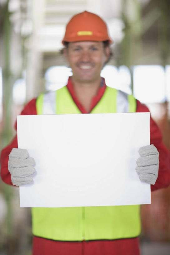 西方人,一个人,工程师,建筑工人,建筑师,栏杆,站,笑,微笑,露齿笑,竖图,室内,白天,正面,工作服,制服,安全,楼梯,帽子,欧洲,欧洲人,仅一个男性,仅一个人,仅一个中年男性,握,阴影,朦胧,模糊,反射,材料,档案,扶手,头盔,文件,影子,纸,阶梯,防护,注视,护栏,台阶,红色,白色,安全帽,手稿,手套,资料,建筑工地,观察,看,站着,橙色,握着,观看,保护,证明,察看,关注,文档,保险,保全,周全,安稳,安定,防护手套,地盘,建筑地盘,施工地盘,工作制服,平安,男人,男性,中年男性,白种人,技师,建筑工,建筑设计师,站立,半身,彩图,工作套服,工地,安全服,反光背心,反光服,反光衣