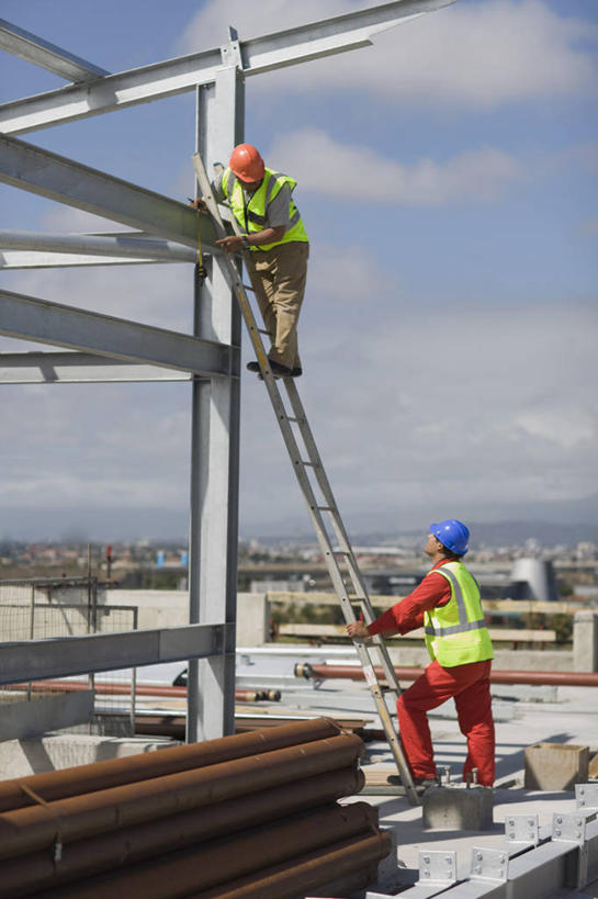 西方人,两个人,同事,建筑工人,站,攀登,竖图,室外,白天,侧面,工作服,制服,成功,合作,团队,集体,信心,帽子,金属制品,欧洲,欧洲人,阴影,时间,光线,金属,时钟,手表,梯子,头盔,影子,支架,阶梯,云,云朵,计时,云彩,扭头,注视,队伍,相视,架子,脚手架,施工,工人,红色,蓝色,白云,蓝天,天空,阳光,安全帽,钟表,建筑工地,天,低头,观察,看,站着,转头,面对面,橙色,爬,表,晴朗,观看,上升,对视,支撑,腕表,固定,察看,领导,互视,成就,关注,相对,合伙,领袖,相看,登高,地盘,建筑地盘,施工地盘,工作制服,老年男性,男人,男性,年轻男性,白种人,钟,晴空,建筑工,攀爬,抬头,仰头,站立,彩图,全身,工作套服,工地,安全服,反光背心,反光服,反光衣,稳固
