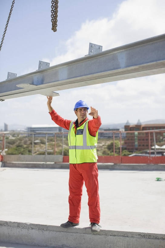 西方人,一个人,建筑工人,站,举,伸展双臂,竖图,室外,白天,正面,工作服,制服,帽子,欧洲,欧洲人,仅一个男性,仅一个人,阴影,光线,头盔,影子,云,云朵,云彩,工人,仅一个年轻男性,红色,蓝色,白云,蓝天,天空,阳光,安全帽,建筑工地,天,托,站着,搭,晴朗,搭着,地盘,建筑地盘,施工地盘,工作制服,男人,男性,年轻男性,白种人,晴空,建筑工,敞开双臂,举起,举手,举着,伸开双臂,向上举,向上伸,向上托,展开双肩,站立,张开手臂,张开双臂,彩图,全身,工作套服,工地,安全服,反光背心,反光服,反光衣