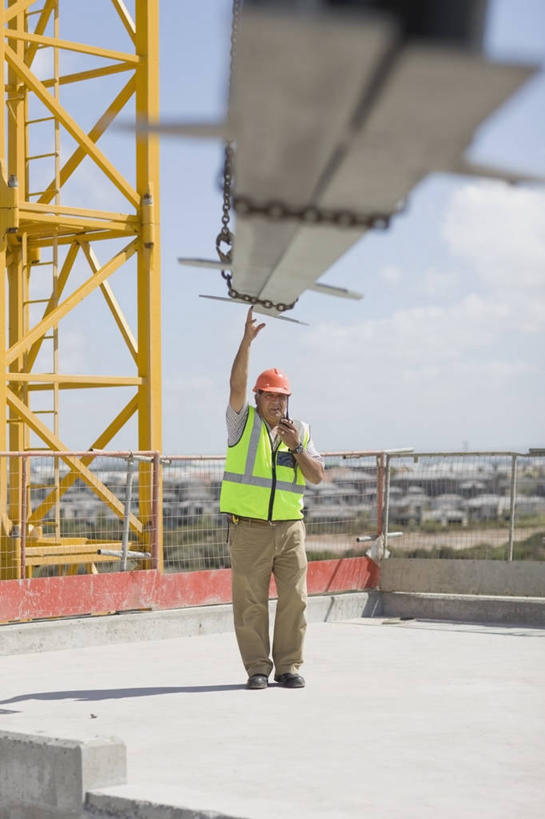 西方人,一个人,建筑工人,站,举,说,竖图,室外,白天,正面,工作服,制服,通讯,技术,建筑,帽子,欧洲,欧洲人,仅一个男性,仅一个人,握,阴影,朦胧,模糊,光线,头盔,影子,云,云朵,移动,云彩,注视,设备,通讯设备,施工,工人,蓝色,白云,蓝天,天空,阳光,安全帽,建筑工地,天,观察,看,托,站着,仅一个老年男性,机械,起重机,橙色,搭,握着,通信,晴朗,观看,对讲机,工程,察看,搭着,关注,地盘,建筑地盘,施工地盘,工作制服,交流,老年男性,男人,男性,白种人,晴空,建筑工,沟通,讲话,交谈,举起,举手,举着,说话,谈话,通话,向上举,向上伸,向上托,站立,彩图,全身,工作套服,工地,安全服,反光背心,反光服,反光衣