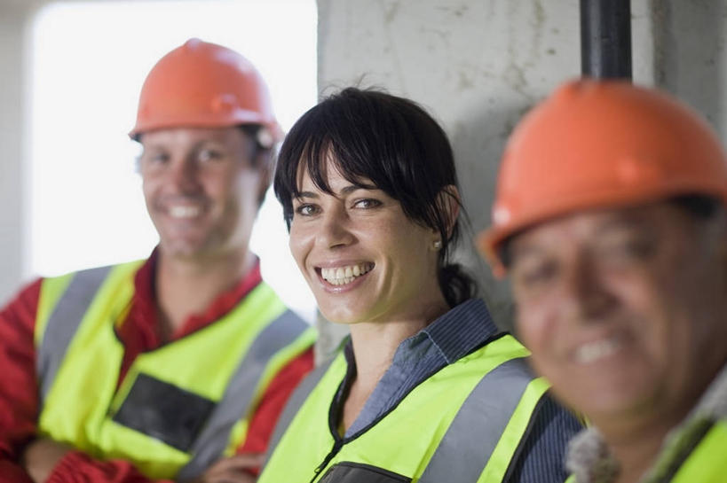 西方人,三个人,同事,工程师,建筑工人,建筑师,站,笑,微笑,露齿笑,横图,室外,白天,正面,工作服,制服,成功,合作,团队,集体,信心,帽子,欧洲,欧洲人,阴影,朦胧,模糊,反射,头盔,影子,墙,扭头,注视,队伍,墙壁,墙面,红色,灰色,安全帽,建筑工地,观察,看,站着,转头,橙色,观看,察看,领导,成就,关注,合伙,领袖,地盘,建筑地盘,施工地盘,工作制服,老年男性,男人,男性,女人,女性,中年男性,中年女性,白种人,技师,建筑工,建筑设计师,站立,半身,彩图,工作套服,工地,安全服,反光背心,反光服,反光衣