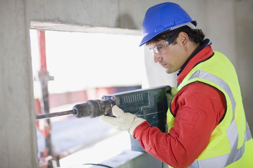 西方人,一个人,工程师,建筑工人,建筑师,站,横图,室外,白天,侧面,工作服,制服,安全,帽子,欧洲,欧洲人,仅一个男性,仅一个人,握,阴影,反射,头盔,眼镜,影子,防护,注视,仅一个年轻男性,红色,蓝色,灰色,安全帽,手套,建筑工地,低头,观察,看,站着,握着,观看,冲击钻,电钻,护目镜,保护,察看,关注,保险,电动工具,保全,周全,安稳,安定,防护手套,地盘,建筑地盘,施工地盘,安全防护眼镜,工作制服,平安,男人,男性,年轻男性,白种人,技师,建筑工,建筑设计师,站立,半身,彩图,工作套服,工地,安全服,反光背心,反光服,反光衣,防护眼镜