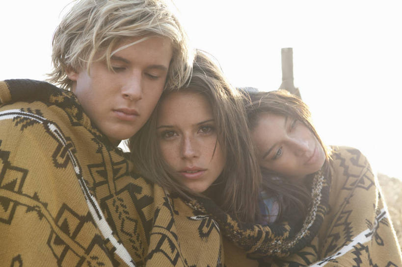 西方人,三个人,伙伴,朋友,站,闭眼,横图,室外,白天,正面,爱情,友谊,纺织品,欧洲,欧洲人,阴影,服装,装饰,光线,毛毯,毯子,影子,浪漫,依偎,注视,休闲装,纺织,衣服,阳光,垫子,观察,看,靠,靠着,倚靠,站着,休闲,温暖,温馨,休闲服,恩爱,恋人,服饰,观看,担忧,华丽,修饰,点缀,和睦,察看,倚着,忧虑,关注,忧郁,依附,依赖,投靠,衬托,美观,雅致,雅观,担心,友情,男人,男性,年轻男性,年轻女性,女人,女性,白种人,情侣,闭眼睛,闭着眼,闭着眼睛,站立,半身,彩图,耽心,伴侣,融洽