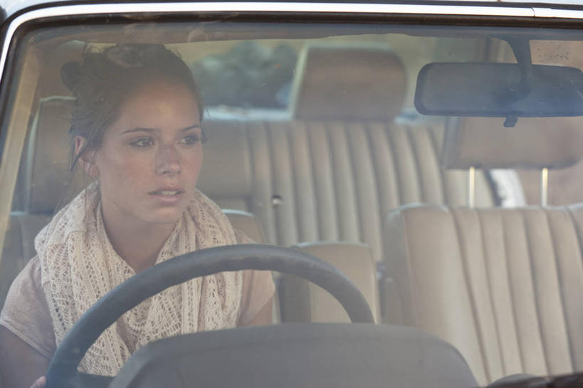 西方人,一个人,坐,横图,室内,白天,正面,安全,机器,仪器,窗户,镜子,汽车,欧洲,欧洲人,仅一个年轻女性,仅一个女性,仅一个人,阴影,服装,装饰,反射,影子,注视,休闲装,设备,玻璃窗,车,衣服,车窗,方向盘,围巾,交通工具,轿车,观察,驾驶,看,行驶,休闲,温暖,休闲服,服饰,后视镜,围脖,观看,保暖,操纵,华丽,点缀,镜像,控制,察看,生命,御寒,镜面,关注,载具,操控,光学,衬托,美观,雅致,雅观,侧视镜,把持,年轻女性,女人,女性,白种人,坐着,半身,彩图