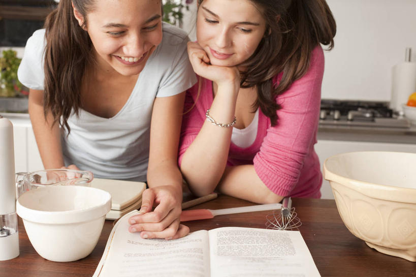 东方人,西方人,两个人,伙伴,朋友,站,笑,微笑,露齿笑,横图,室内,白天,正面,友谊,厨房,桌面,桌子,书籍,欧洲,欧洲人,亚洲,撑,阴影,服装,反射,影子,陶瓷,陶瓷制品,托腮,注视,休闲装,黄种人,装饰品,衣服,容器,饰品,手链,首饰,碗,低头,观察,看,托,站着,休闲,休闲服,菜谱,服饰,手镯,观看,储藏,察看,储存,关注,托下巴,镯子,食谱,垂头,单手托腮,友情,年轻女性,女人,女性,白种人,亚洲人,书,图书,站立,半身,彩图,灶间,厨房料理台,贮存,料理台