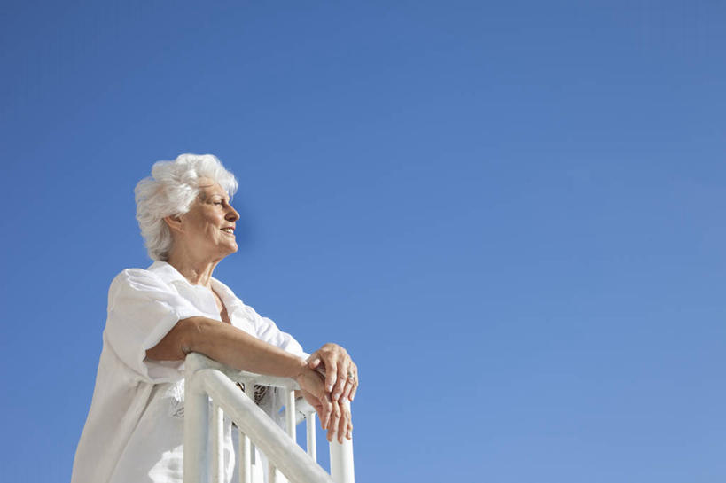 西方人,一个人,露台,站,横图,室外,白天,仰视,旅游,度假,美景,阳台,欧洲,欧洲人,仅一个女性,仅一个人,握,阴影,服装,光线,影子,景观,注视,休闲装,娱乐,衣服,蓝色,蓝天,天空,阳光,自然,天,观察,看,靠,靠着,倚靠,站着,享受,休闲,休闲服,景色,放松,握着,服饰,仅一个老年女性,晴朗,观看,察看,倚着,关注,自然风光,万里无云,桉树,尤加利,老年女性,女人,女性,白种人,晴空,晴空万里,站立,半身,彩图,低角度拍摄,露天阳台,蓝桉