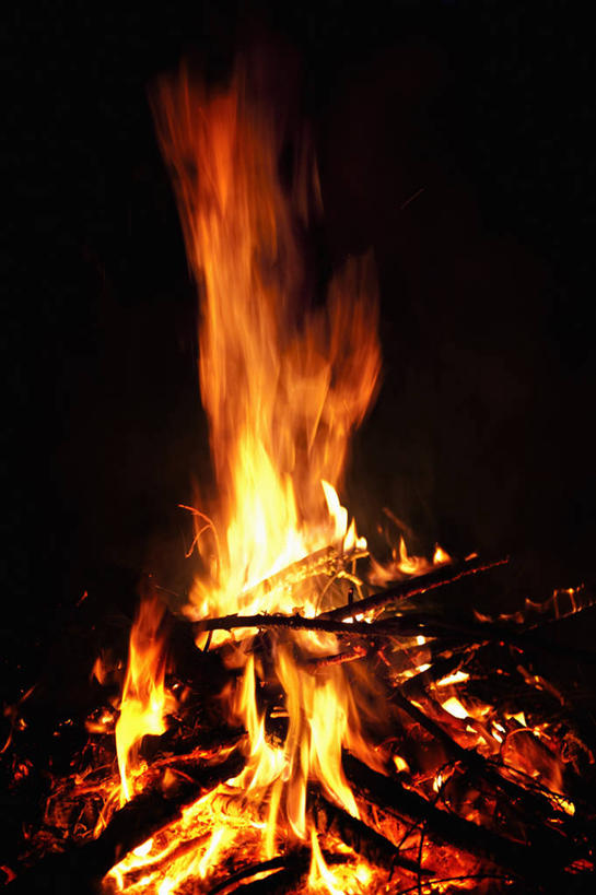 无人,竖图,室外,夜晚,正面,热情,火,朦胧,模糊,火焰,木材,燃烧,木柴,橙色,木料,彩图