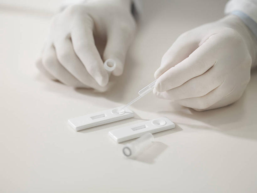 西方人,手,一个人,科学家,横图,俯视,室内,特写,白天,白色背景,欧洲,欧洲人,双手,仅一个男性,仅一个人,仅一个中年男性,握,拿,拿着,手套,手部,橡胶,握着,摄影,影棚,样本,科研人员,研究者,橡胶手套,橡胶制品,科学研究者,医用手套,男人,男性,中年男性,白种人,科学工作者,半身,彩图,高角度拍摄,影棚拍摄,拍摄