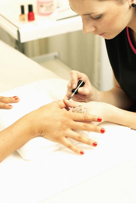 西方人,两个人,坐,竖图,俯视,室内,白天,桌面,桌子,欧洲,欧洲人,握,服装,装饰,木制,拿,指甲油,拿着,注视,休闲装,顾客,衣服,化妆刷,木制品,刷子,低头,观察,看,休闲,休闲服,握着,服饰,观看,美甲师,华丽,修饰,点缀,察看,美容工具,指甲刷,张开五指,关注,化妆工具,衬托,美观,雅致,雅观,主顾,年轻女性,女人,女性,白种人,坐着,半身,彩图,高角度拍摄,五指张开