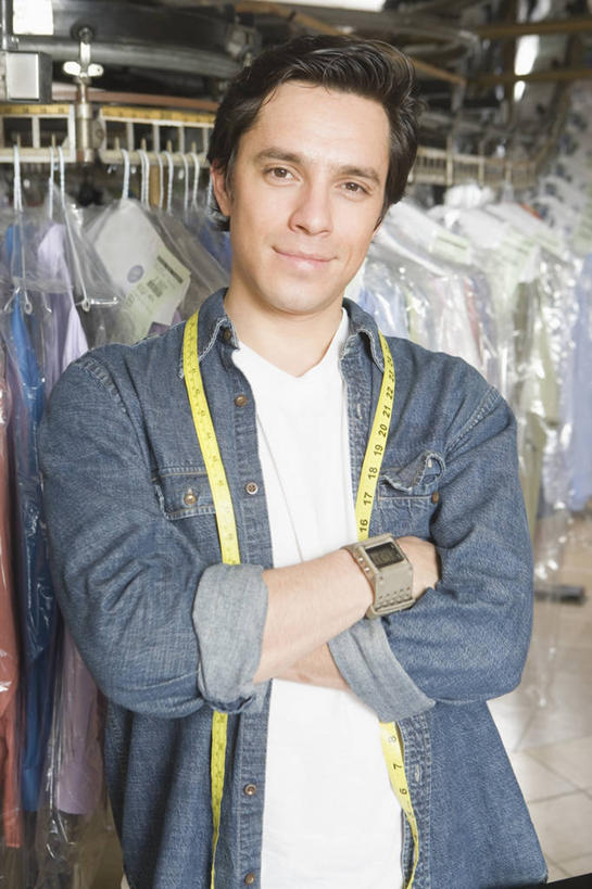 西方人,一个人,店员,商店,站,笑,双手交叉,微笑,竖图,室内,白天,正面,衣架,欧洲,欧洲人,仅一个男性,仅一个人,服装,朦胧,模糊,时间,测量,皮尺,时钟,手表,刻度,计时,注视,休闲装,商铺,仅一个年轻男性,衣服,尺,钟表,观察,看,站着,营业员,保养,休闲,休闲服,表,保健,服饰,观看,测量工具,腕表,尺子,减肥,察看,双手抱胸,腰围尺,关注,瘦身,干洗店,量具,量仪,塑料卷尺,市肆,商号,销售人员,男人,男性,年轻男性,白种人,售货员,挂衣架,晾衣架,钟,站立,半身,彩图,店铺