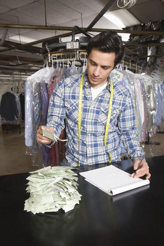 西方人,一个人,店员,商店,站,竖图,室内,白天,正面,衣架,欧洲,欧洲人,仅一个男性,仅一个人,一堆,许多,握,堆叠,堆积,服装,朦胧,模糊,测量,工具,皮尺,刻度,记事本,拿,拿着,注视,休闲装,商铺,仅一个年轻男性,衣服,本子,笔记本,尺,低头,观察,看,站着,营业员,保养,休闲,休闲服,握着,保健,服饰,观看,堆,测量工具,锯子,尺子,减肥,察看,切割,手锯,腰围尺,关注,瘦身,锯,干洗店,量具,量仪,塑料卷尺,市肆,商号,销售人员,男人,男性,年轻男性,白种人,售货员,挂衣架,晾衣架,站立,半身,彩图,店铺,割