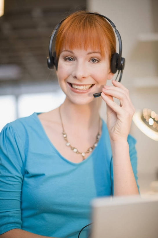 西方人,一个人,商务人士,商务女性,公园,坐,笑,微笑,露齿笑,竖图,室内,白天,正面,窗户,台灯,项链,照明,欧洲,新西兰,欧洲人,仅一个年轻女性,仅一个女性,仅一个人,握,套装,朦胧,模糊,灯光,注视,玻璃窗,灯,装饰品,耳机,耳麦,话筒,饰品,首饰,灯具,观察,看,握着,观看,照亮,察看,麦克风,头戴式耳麦,国家公园,照明设备,关注,扩音器,大洋洲,商务装,传声器,工薪阶层,纽西兰,微音器,长白云之乡,峡湾国家公园,新西兰南岛,年轻女性,女人,女性,白种人,白领,上班族,坐着,半身,彩图,蒂阿瑙湖,头戴式耳机