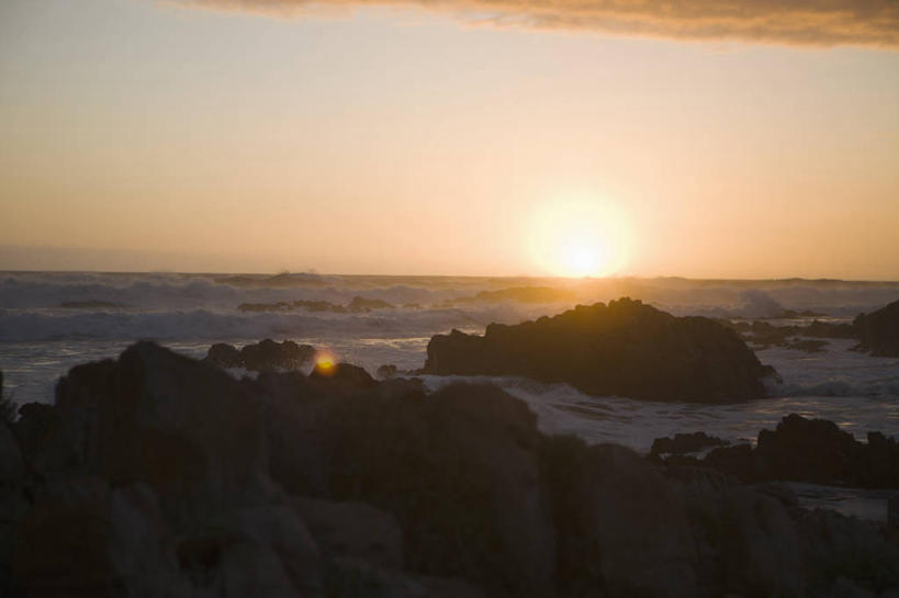 无人,横图,室外,白天,正面,旅游,度假,海浪,海洋,石头,美景,日落,太阳,非洲,南非,阴影,光线,石子,影子,景观,浪花,水平线,晚霞,霞光,落日,辽阔,海平线,娱乐,阳光,自然,海水,黄昏,享受,休闲,广阔,景色,彩霞,放松,一望无际,自然风光,海景,阿非利加洲,南非共和国,西开普省,无边无际,一马平川,夕照,薄暮,克尼斯纳,花园大道,大海,风浪,海,海水的波动,近岸浪,石块,岩石,涌浪,夕阳,彩图,傍晚,水天相接,水天一线,斜阳