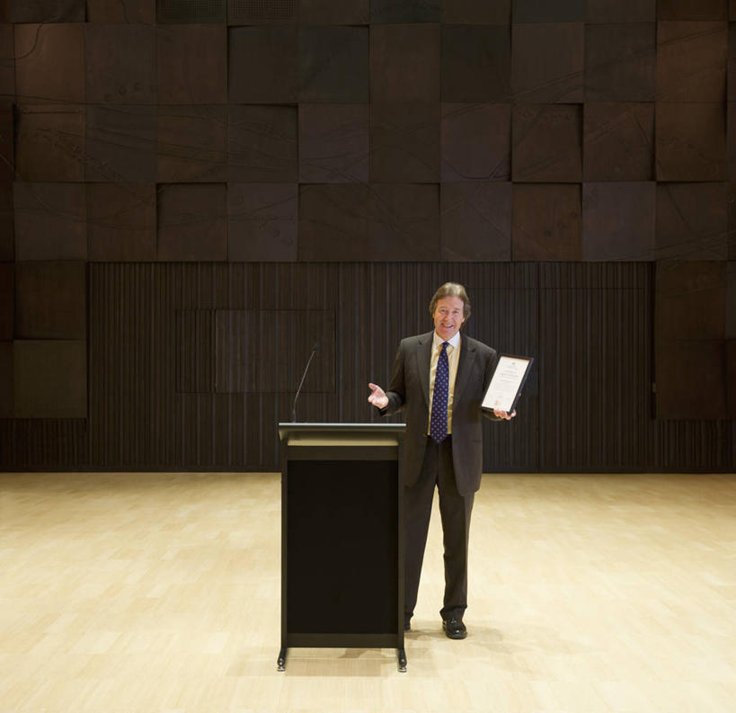 西方人,一个人,商务人士,商务男性,舞台,站,横图,室内,白天,正面,鞋,衬衫,鞋子,欧洲,欧洲人,仅一个男性,仅一个人,握,阴影,套装,光线,材料,档案,文件,影子,墙,灯光,领带,皮革,注视,墙壁,墙面,仅一个年轻男性,话筒,讲台,资料,观察,看,站着,握着,观看,察看,麦克风,象征,庄重,关注,扩音器,文档,演说台,商务装,身份,传声器,工薪阶层,演讲台,正式,地位,微音器,男人,男性,年轻男性,白种人,白领,上班族,表演台,站立,彩图,全身,衬衣,皮鞋