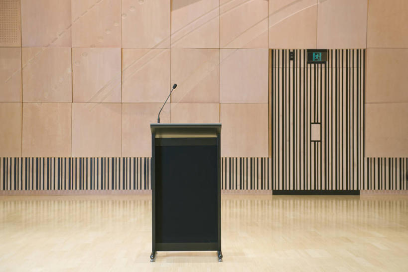 无人,舞台,横图,室内,白天,正面,门,阴影,反射,影子,墙,墙壁,墙面,一个,话筒,讲台,门框,单个,麦克风,扩音器,演说台,传声器,演讲台,微音器,表演台,彩图