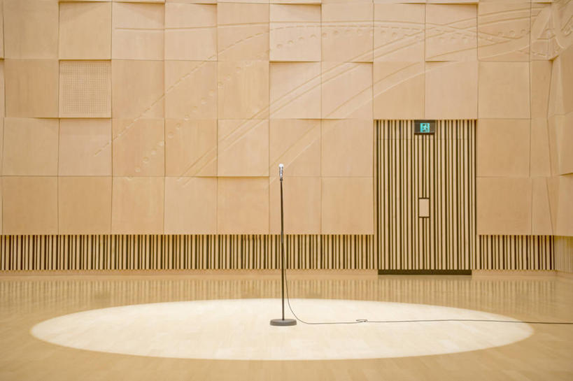 无人,舞台,横图,室内,白天,正面,门,阴影,反射,影子,墙,墙壁,墙面,一个,话筒,门框,单个,麦克风,扩音器,传声器,微音器,表演台,彩图