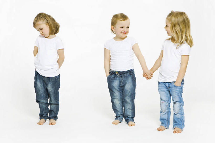 西方人,儿童,三个人,伙伴,朋友,站,握手,横图,室内,白天,白色背景,正面,友谊,纯洁,欧洲,欧洲人,阴影,服装,裤子,反射,影子,注视,牛仔裤,休闲装,相视,小孩,衣服,白色,观察,看,站着,休闲,面对面,休闲服,可爱,童年,童趣,摄影,服饰,影棚,观看,对视,察看,互视,关注,相对,手插袋,单手插袋,童真,烂漫,无邪,相看,单手抄兜,单手放兜,嫉妒,妒忌,忌妒,天真,友情,女孩,女人,女性,白种人,插兜,搀手,拉手,手插兜,手放口袋,手拉手,手握手,站立,彩图,全身,影棚拍摄,拍摄,女生,手抄兜