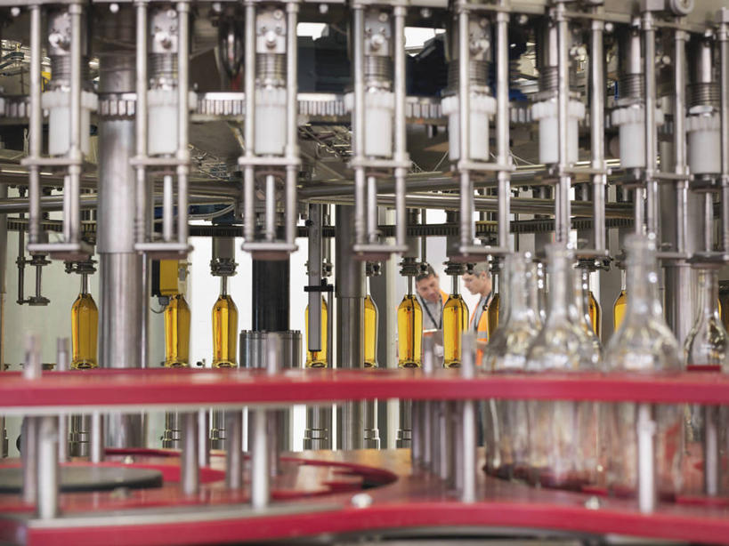 威士忌,西方人,两个人,同事,工厂,站,横图,室内,白天,正面,工作服,制服,成功,合作,团队,集体,信心,机器,欧洲,欧洲人,握,阴影,光线,影子,灯光,酒类,红酒瓶,注视,队伍,玻璃制品,酒,酒瓶,饮料,工人,玻璃瓶,瓶子,低头,观察,看,站着,机械,握着,观看,自动,察看,领导,葡萄酒瓶,成就,关注,合伙,领袖,烈酒,工作制服,男人,男性,中年男性,白种人,员工,站立,半身,彩图,工作套服,工地,制造厂,安全服,反光背心,反光服,反光衣,匠人,劳动者,体力工,包装机,灌装机