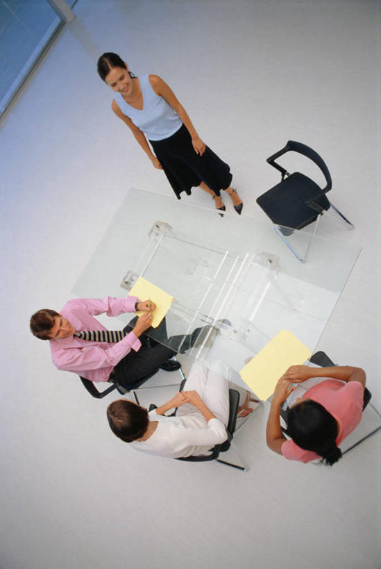 西方人,四个人,同事,商务人士,商务男性,商务女性,办公室,站,坐,竖图,俯视,室内,白天,衬衫,成功,合作,团队,集体,信心,家具,桌子,椅子,欧洲,欧洲人,阴影,套装,反射,材料,档案,文件,影子,办公桌,领带,注视,队伍,会议椅,资料,低头,观察,看,站着,搭,观看,面试,办公椅,察看,领导,象征,庄重,成就,搭着,关注,文档,商务装,身份,合伙,领袖,工薪阶层,办公家具,正式,地位,商务椅,培训椅,垂头,男人,男性,年轻男性,年轻女性,女人,女性,白种人,白领,上班族,站立,坐着,彩图,高角度拍摄,全身,衬衣