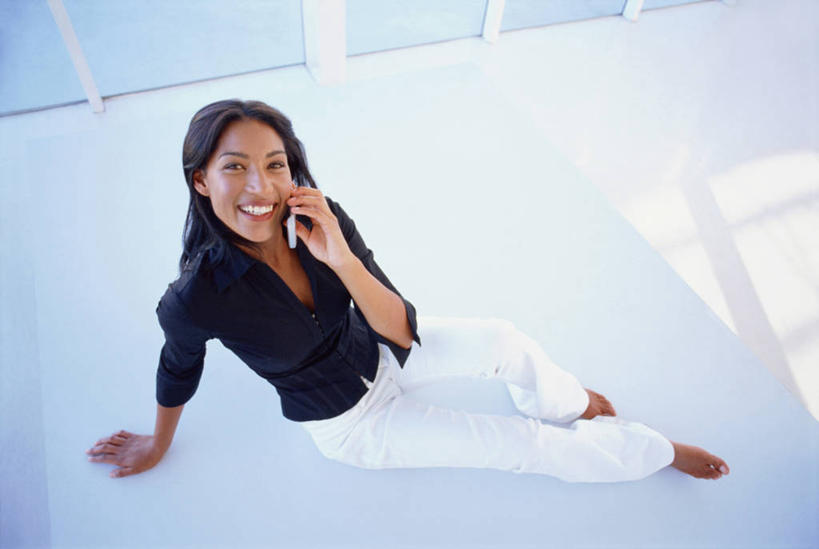 西方人,一个人,商务人士,商务女性,坐,笑,打电话,微笑,露齿笑,横图,俯视,室内,白天,窗户,落地窗,电话,手机,欧洲,欧洲人,仅一个年轻女性,仅一个女性,仅一个人,撑,阴影,套装,反射,影子,地面,注视,光脚,通讯设备,玻璃窗,观察,看,赤脚,观看,察看,撑着,关注,商务装,工薪阶层,一部,交流,年轻女性,女人,女性,白种人,白领,上班族,沟通,抬头,通话,仰头,坐着,彩图,高角度拍摄,全身