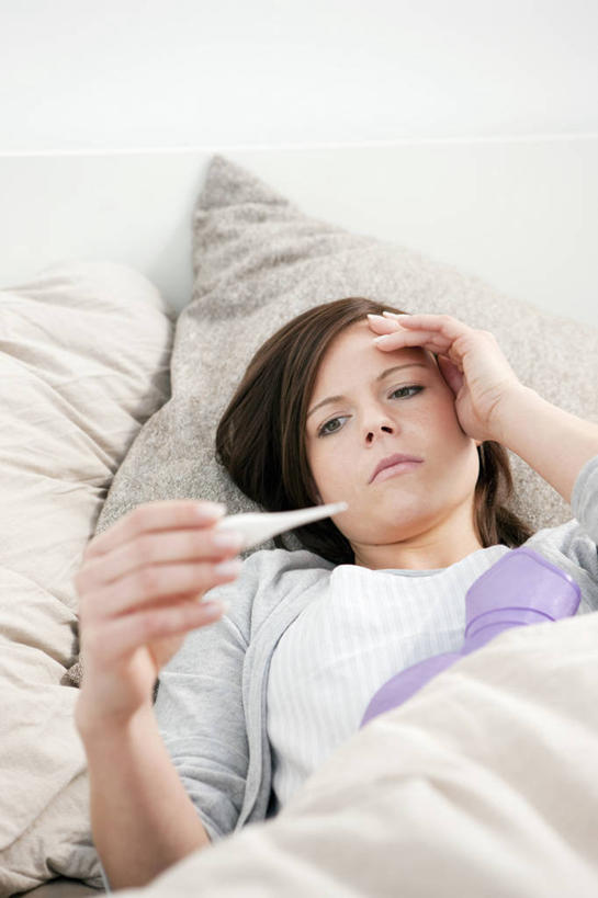 西方人,一个人,躺,摸,竖图,室内,白天,正面,安全,床,靠垫,生活用品,卧室,袋子,欧洲,欧洲人,仅一个年轻女性,仅一个女性,仅一个人,抚摸,握,阴影,服装,反射,医学,测量,器材,温度计,影子,墙,双人床,床单,靠枕,拿,拿着,注视,休闲装,被子,显示屏,墙壁,墙面,衣服,紫色,白色,容器,体温计,垫子,枕头,观察,看,休闲,休闲服,橡胶,握着,服饰,观看,储藏,快速,温度,察看,感冒,医疗,卫生,准确,被单,体温,热水袋,储存,关注,精度,精准,发烧,电子温度计,电子体温计,橡胶制品,流感,物理,感温头,温度传感器,读数,快捷,医用温度计,量温棒,热电偶,暖水袋,卧着,年轻女性,女人,女性,白种人,触摸,接触,躺着,卧,半身,彩图,睡房,卧房,贮存