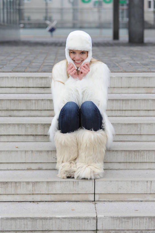 西方人,一个人,坐,笑,微笑,露齿笑,竖图,室外,白天,正面,楼梯,帽子,鞋子,欧洲,欧洲人,仅一个年轻女性,仅一个女性,仅一个人,撑,服装,阶梯,托腮,注视,休闲装,靴子,台阶,衣服,观察,看,托,休闲,休闲服,服饰,观看,察看,关注,托下巴,牛仔靴,裘皮帽,单手托腮,年轻女性,女人,女性,白种人,坐着,彩图,全身