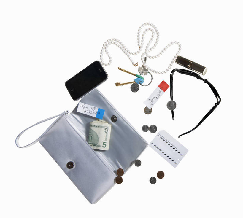 无人,横图,俯视,室内,特写,白天,白色背景,安全,钱,美元,信用卡,静物,项链,一副,墨镜,钱币,眼镜,防护,钥匙,美金,装饰品,一个,饰品,首饰,太阳镜,太阳眼镜,遮阳镜,卡,钞票,储蓄卡,金融,纸币,摄影,皮夹子,钱包,影棚,经济,单个,保护,开启,零钱包,皮夹,封闭,美圆,保险,私密,流通,纸钞,贸易,身份证,保全,周全,安稳,安定,防盗,平安,货币,现金,银行卡,硬币,彩图,高角度拍摄,影棚拍摄,拍摄